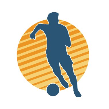 Top tekmeleyen bir erkek futbolcunun silueti. Hareket halindeki bir futbolcunun silueti.