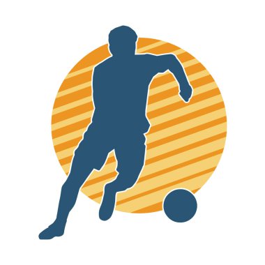Top tekmeleyen bir erkek futbolcunun silueti. Hareket halindeki bir futbolcunun silueti.