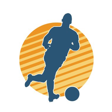 Top tekmeleyen bir erkek futbolcunun silueti. Hareket halindeki bir futbolcunun silueti.
