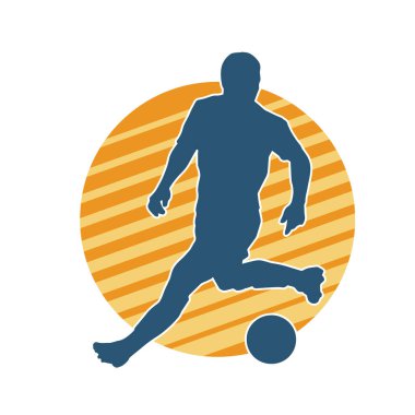 Top tekmeleyen bir erkek futbolcunun silueti. Hareket halindeki bir futbolcunun silueti.