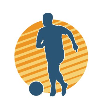 Top tekmeleyen bir erkek futbolcunun silueti. Hareket halindeki bir futbolcunun silueti.