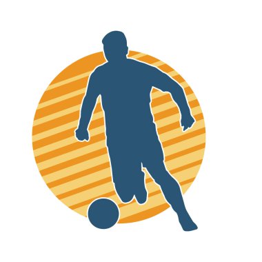 Top tekmeleyen bir erkek futbolcunun silueti. Hareket halindeki bir futbolcunun silueti.
