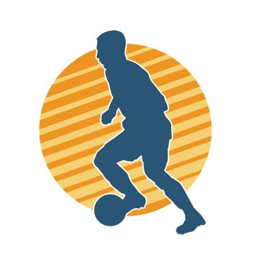 Top tekmeleyen bir erkek futbolcunun silueti. Hareket halindeki bir futbolcunun silueti.