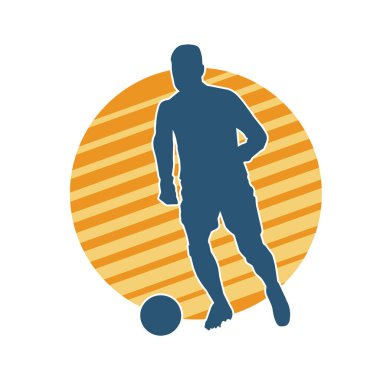 Top tekmeleyen bir erkek futbolcunun silueti. Hareket halindeki bir futbolcunun silueti.