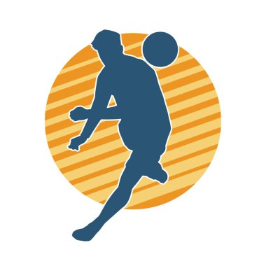 Top tekmeleyen bir erkek futbolcunun silueti. Hareket halindeki bir futbolcunun silueti.