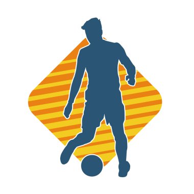 Top tekmeleyen bir erkek futbolcunun silueti. Hareket halindeki bir futbolcunun silueti.
