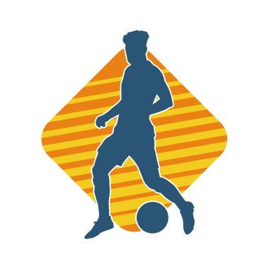 Top tekmeleyen bir erkek futbolcunun silueti. Hareket halindeki bir futbolcunun silueti.