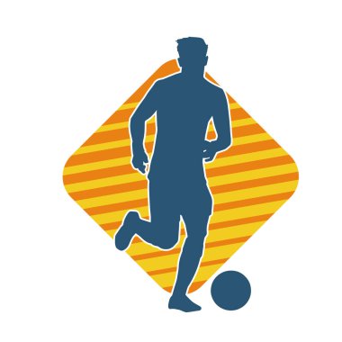 Top tekmeleyen bir erkek futbolcunun silueti. Hareket halindeki bir futbolcunun silueti.