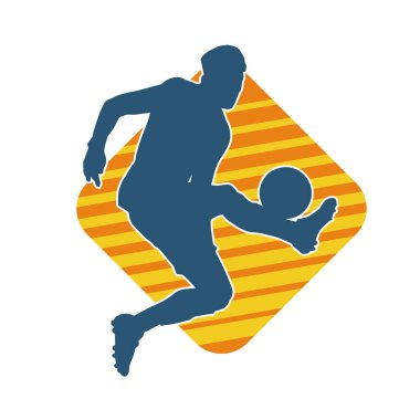 Top tekmeleyen bir erkek futbolcunun silueti. Hareket halindeki bir futbolcunun silueti.