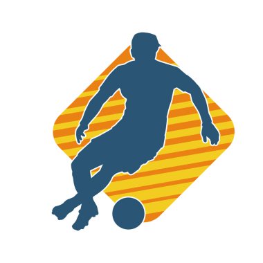 Top tekmeleyen bir erkek futbolcunun silueti. Hareket halindeki bir futbolcunun silueti.