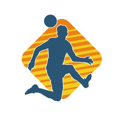 Top tekmeleyen bir erkek futbolcunun silueti. Hareket halindeki bir futbolcunun silueti.