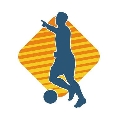 Top tekmeleyen bir erkek futbolcunun silueti. Hareket halindeki bir futbolcunun silueti.