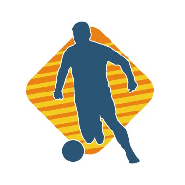 Top tekmeleyen bir erkek futbolcunun silueti. Hareket halindeki bir futbolcunun silueti.
