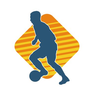 Top tekmeleyen bir erkek futbolcunun silueti. Hareket halindeki bir futbolcunun silueti.