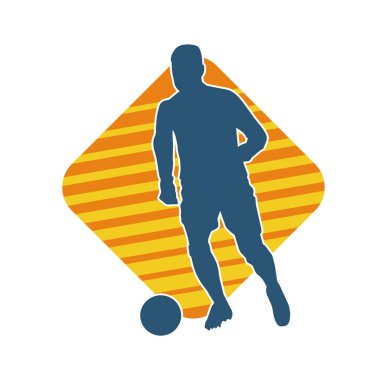 Top tekmeleyen bir erkek futbolcunun silueti. Hareket halindeki bir futbolcunun silueti.