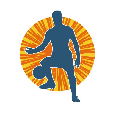 Top tekmeleyen bir erkek futbolcunun silueti. Hareket halindeki bir futbolcunun silueti.