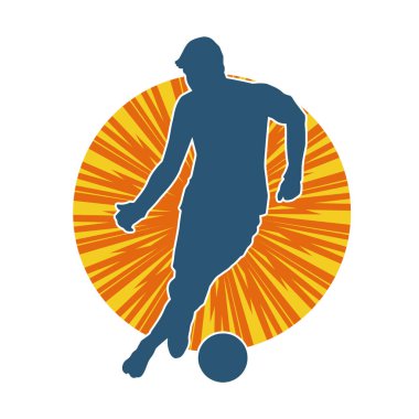 Top tekmeleyen bir erkek futbolcunun silueti. Hareket halindeki bir futbolcunun silueti.