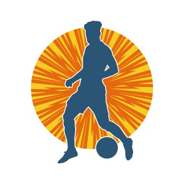 Top tekmeleyen bir erkek futbolcunun silueti. Hareket halindeki bir futbolcunun silueti.