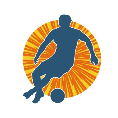 Top tekmeleyen bir erkek futbolcunun silueti. Hareket halindeki bir futbolcunun silueti.