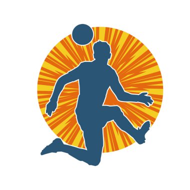 Top tekmeleyen bir erkek futbolcunun silueti. Hareket halindeki bir futbolcunun silueti.