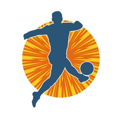 Top tekmeleyen bir erkek futbolcunun silueti. Hareket halindeki bir futbolcunun silueti.