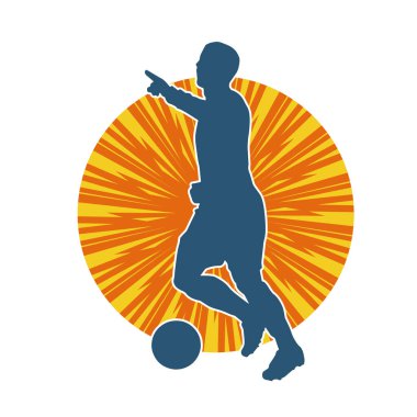 Top tekmeleyen bir erkek futbolcunun silueti. Hareket halindeki bir futbolcunun silueti.
