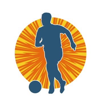Top tekmeleyen bir erkek futbolcunun silueti. Hareket halindeki bir futbolcunun silueti.