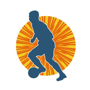 Top tekmeleyen bir erkek futbolcunun silueti. Hareket halindeki bir futbolcunun silueti.