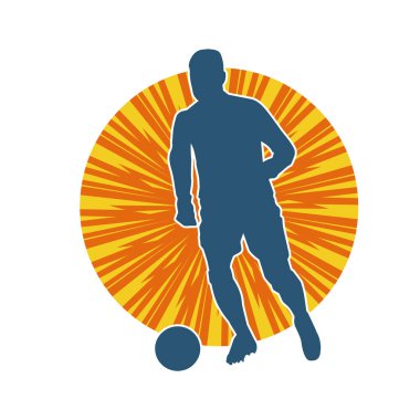 Top tekmeleyen bir erkek futbolcunun silueti. Hareket halindeki bir futbolcunun silueti.