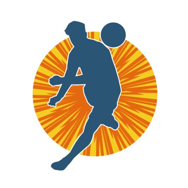 Top tekmeleyen bir erkek futbolcunun silueti. Hareket halindeki bir futbolcunun silueti.