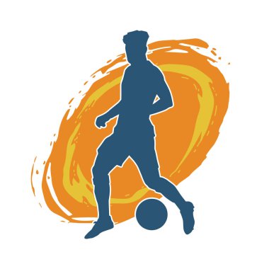 Top tekmeleyen bir erkek futbolcunun silueti. Hareket halindeki bir futbolcunun silueti.
