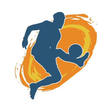 Top tekmeleyen bir erkek futbolcunun silueti. Hareket halindeki bir futbolcunun silueti.