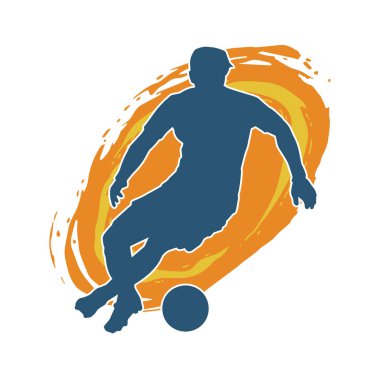 Top tekmeleyen bir erkek futbolcunun silueti. Hareket halindeki bir futbolcunun silueti.