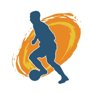 Top tekmeleyen bir erkek futbolcunun silueti. Hareket halindeki bir futbolcunun silueti.