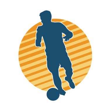 Top tekmeleyen bir erkek futbolcunun silueti. Hareket halindeki bir futbolcunun silueti.