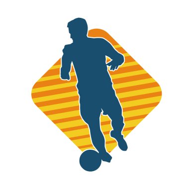 Top tekmeleyen bir erkek futbolcunun silueti. Hareket halindeki bir futbolcunun silueti.