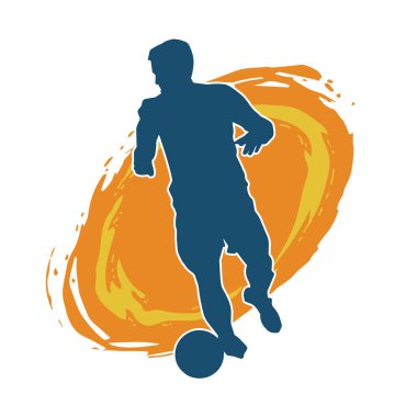 Top tekmeleyen bir erkek futbolcunun silueti. Hareket halindeki bir futbolcunun silueti.