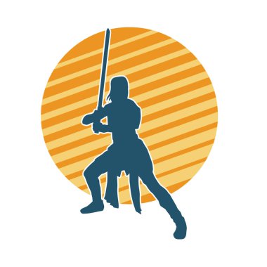 Bir kadın dövüşçünün silueti kılıç taşırken poz veriyor..