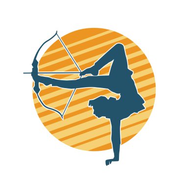 Kadın okçunun silueti akrobatik poz vermeyi hedefliyor. Okçuluk akrobasisi pozu veren bir kadının silueti.. 