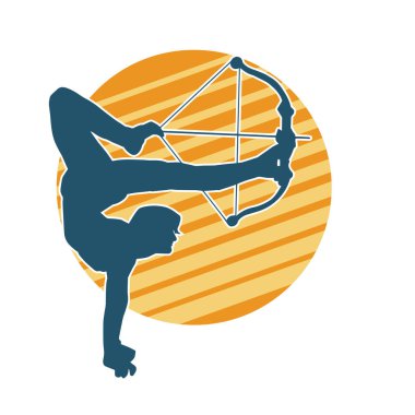 Kadın okçunun silueti akrobatik poz vermeyi hedefliyor. Okçuluk akrobasisi pozu veren bir kadının silueti.. 