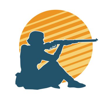 Kadın bir tetikçinin silüeti tüfek silahını doğrultuyor. Uzun namlulu ateşli silahla ateş eden bir kadın dövüşçünün silüeti..