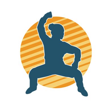 Dövüş sanatları yapan zayıf bir kadının silueti. Dövüş sanatlarında çalışan bir kadının silueti..