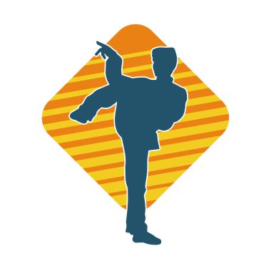 Doğu dövüş sanatı pozu veren bir adamın silueti. Dövüş sanatlarında bir erkeğin silueti..