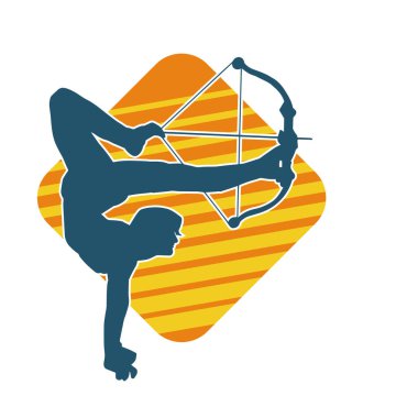 Kadın okçunun silueti akrobatik poz vermeyi hedefliyor. Okçuluk akrobasisi pozu veren bir kadının silueti.. 