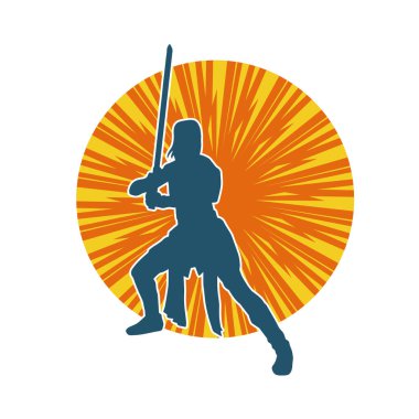 Bir kadın dövüşçünün silueti kılıç taşırken poz veriyor..