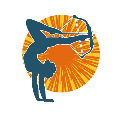 Kadın okçunun silueti akrobatik poz vermeyi hedefliyor. Okçuluk akrobasisi pozu veren bir kadının silueti.. 