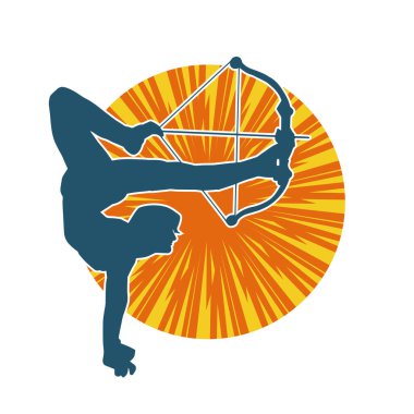 Kadın okçunun silueti akrobatik poz vermeyi hedefliyor. Okçuluk akrobasisi pozu veren bir kadının silueti.. 