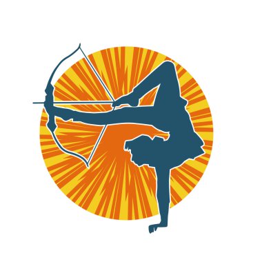 Kadın okçunun silueti akrobatik poz vermeyi hedefliyor. Okçuluk akrobasisi pozu veren bir kadının silueti.. 