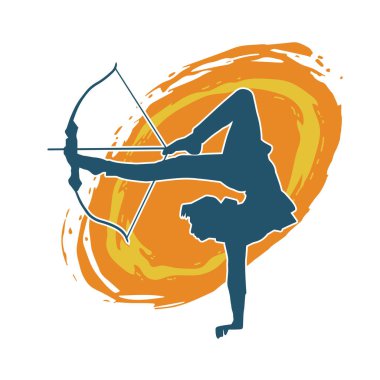 Kadın okçunun silueti akrobatik poz vermeyi hedefliyor. Okçuluk akrobasisi pozu veren bir kadının silueti.. 