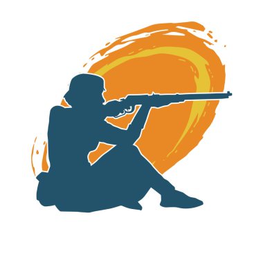 Kadın bir tetikçinin silüeti tüfek silahını doğrultuyor. Uzun namlulu ateşli silahla ateş eden bir kadın dövüşçünün silüeti..